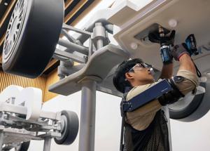 Hyundai e Kia rivoluzionano l’industria con il robot indossabile X-ble Shoulder