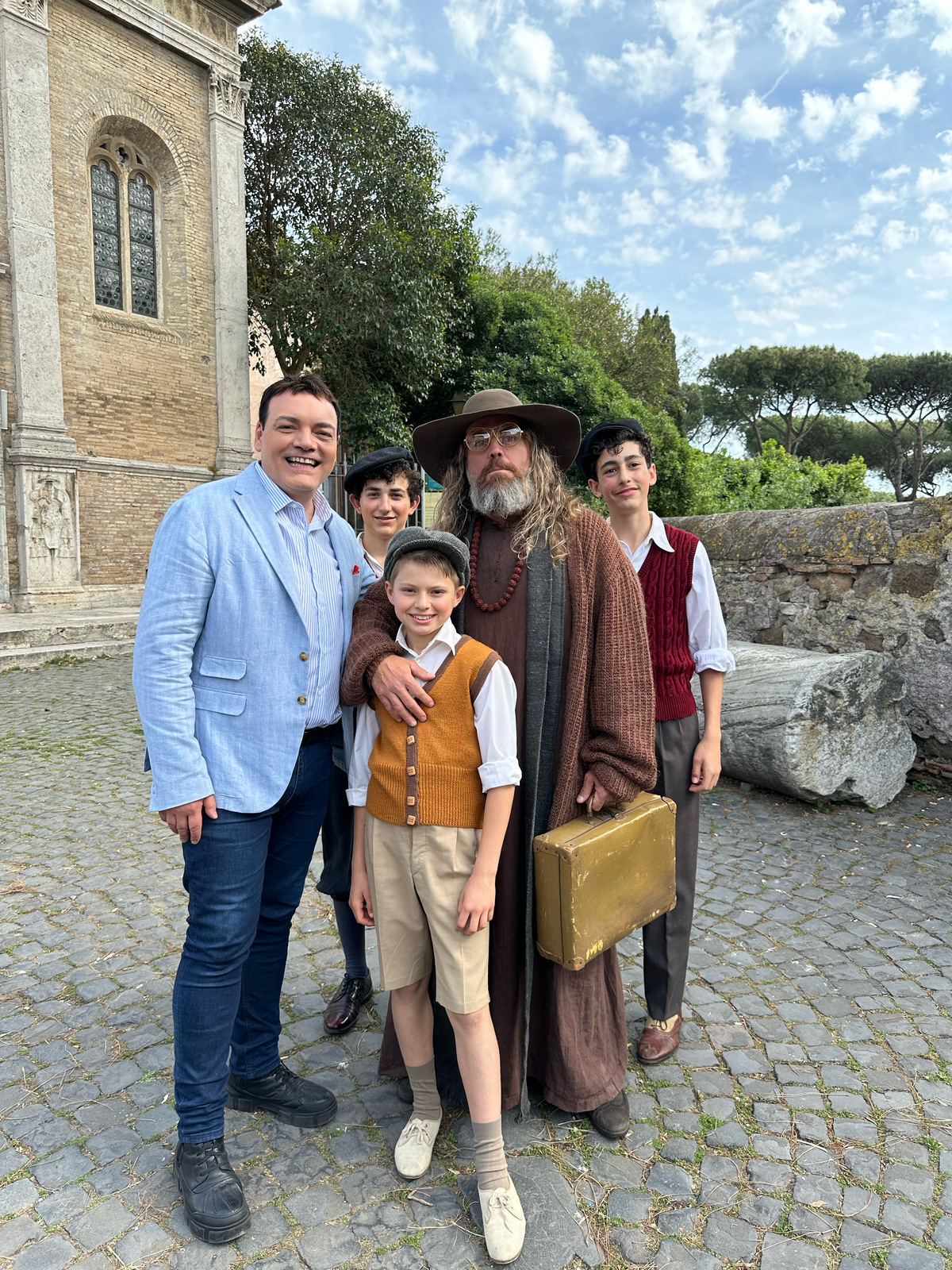 Igor Righetti con il piccolo Flavio Raggi e Mirko Frezza nei panni di un sensitivo.