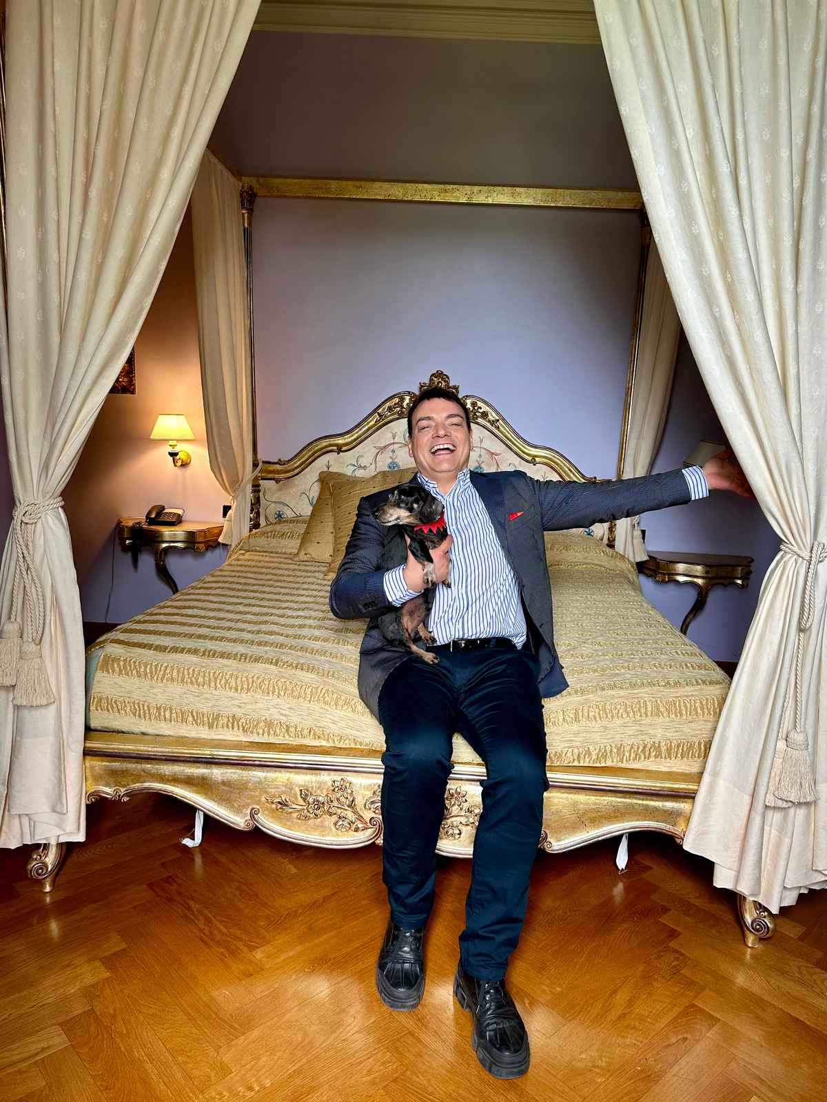 Igor Righetti nella camera della meravigliosa villa settecentesca del Marchese Onofrio del Grillo a Fabriano.