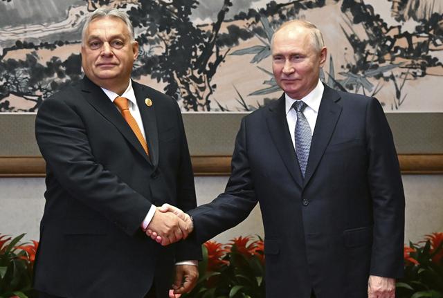 Il presidente russo Vladimir Putin, a destra, e il primo ministro ungherese Viktor Orban