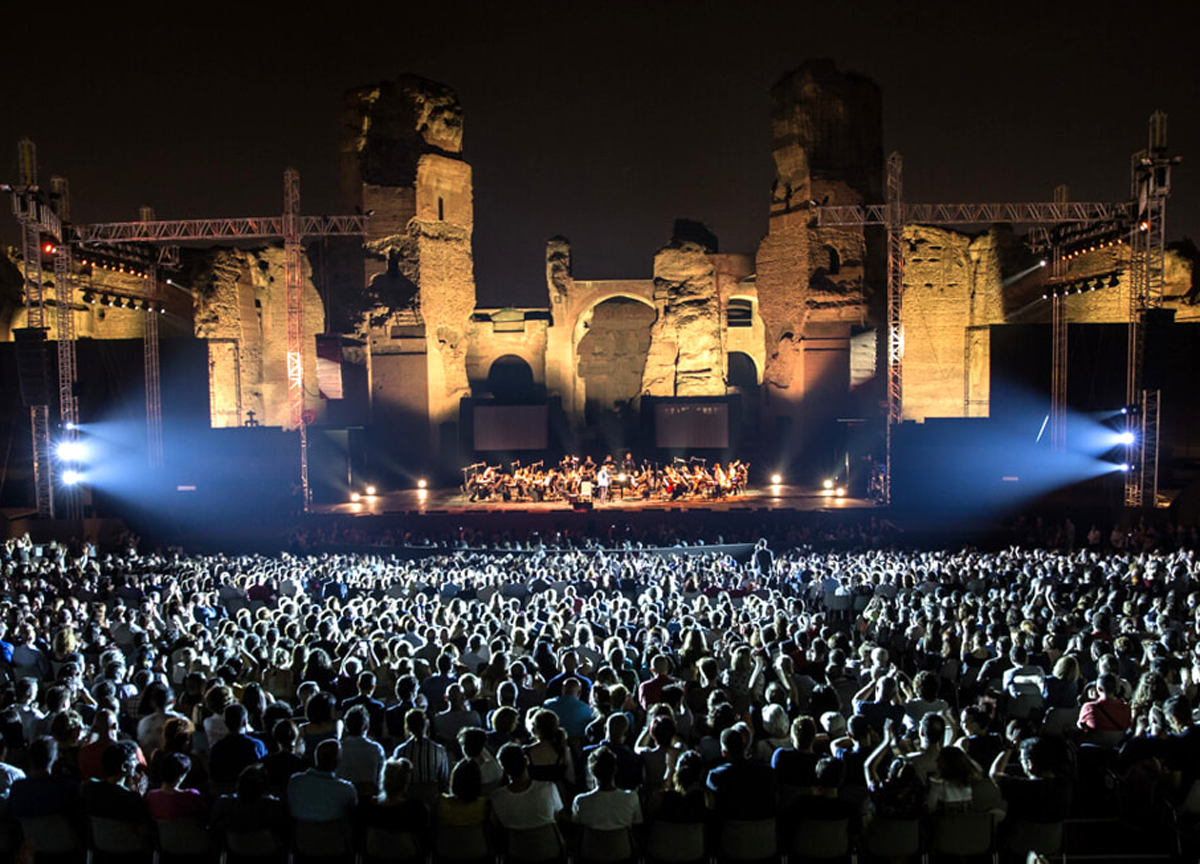 Il pubblico alle Terme di Caracalla ph Yasuko Kageyama Opera di Roma 2016 17 7755 WEB (1) (1) 3