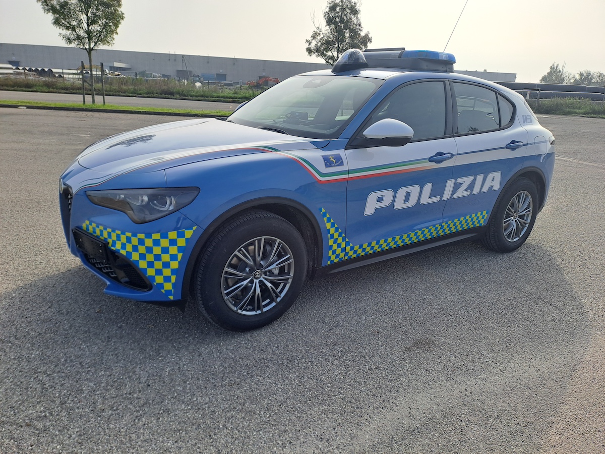 https://www.affaritaliani.it/static/upl2024/ilce/ilcentauroalatodellapoliziastradalespiccasualfaromeostelvio1.jpg