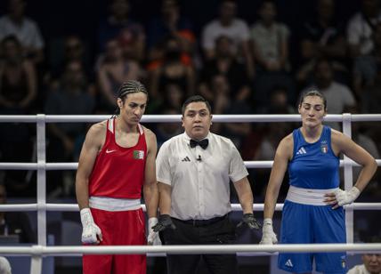 Parigi 2024 Boxe, Angela Carini abbandona il match contro Imane Khelif, si inginocchia e piange. "Preso colpi molto forti"