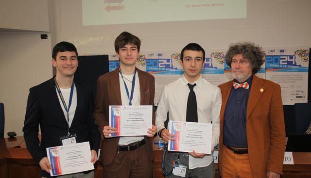 concorso "I giovani e le scienze" - Alcuni studenti premiati nell'edizione 2024 accanto al presidente della FAST