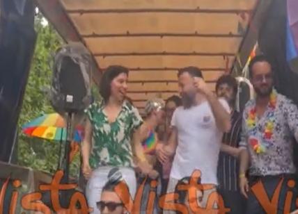 Schlein e Zan ballano "Maracaibo" di Lu Colombo sul carro del Pride di Milano