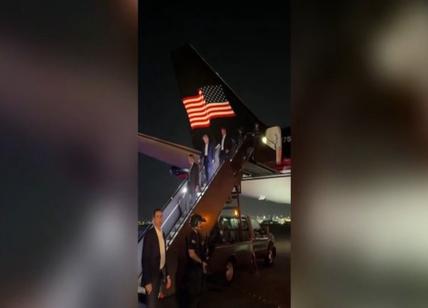 La discesa di Trump dall'aereo dopo l'attentato: "Forte e resiliente"