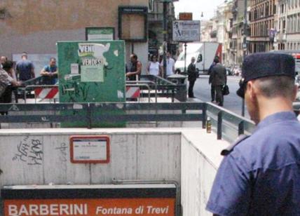 Roma, maxi-rissa alla metro: cinghiate dei borseggiatori tra la folla. VIDEO