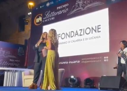 Nuzzi si rifiuta di premiare la Lucarelli. E lei se ne va: “Trattata come una cretina”. VIDEO