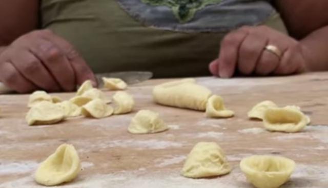 Bari, la produzione di orecchiette