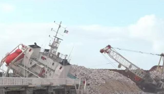 Marina di Massa, nave contro il pontile