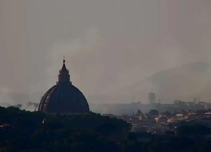 In fiamme il Parco del Pineto, il fumo nero oscura la cupola di S. Pietro FOTO