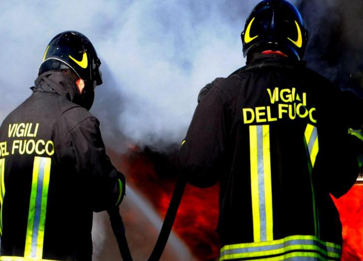 https://www.affaritaliani.it/static/upl2024/ince/0000/incendio_vigili_fuoco_fg.jpg