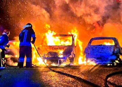 Tor Bella Monaca, 14 auto in fiamme nella via dello spaccio: indaga la Polizia