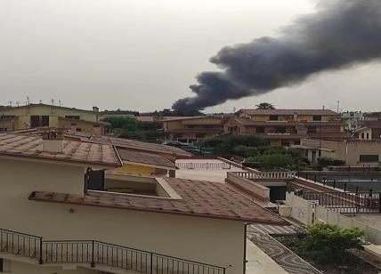 Guidonia, fiamme e fumo nero a ridosso delle case: via al piano d'emergenza