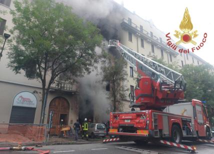 Milano, incendio da un'officina al palazzo: tre morti. FOTO e VIDEO