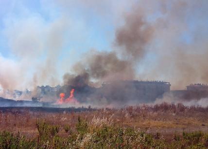La Magliana brucia ancora: a fuoco via Candoni: evacuato un centro estivo