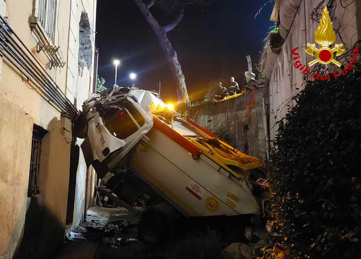 https://www.affaritaliani.it/static/upl2024/inci/incidente_camionrifiuti_roma.jpg