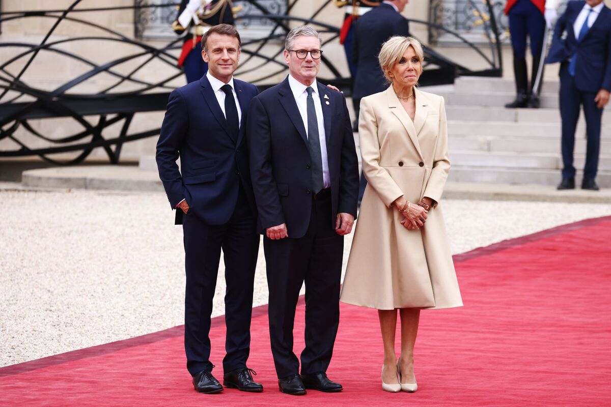 Emmanuel e Brigitte Macron  con Keir Starmer