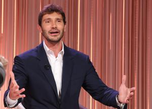 De Martino in prima serata e torna la serie tv boom degli ascolti tv: cosÃ¬ la Rai sferra l'attacco a Mediaset. Rumor