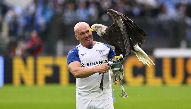 Pubblica le foto dell'intervento al pene, la Lazio licenzia il falconiere Juan Bernabè