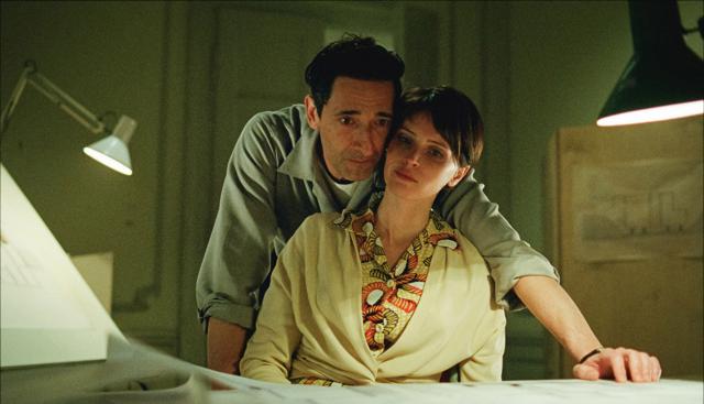 Adrien Brody e Felicity Jones in The Brutalist - Foto Ipa