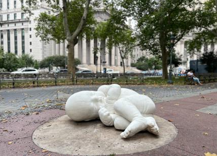 L'artista italiano Jago, Whoopi Goldberg e le autorità di New York svelano la scultura in marmo "Look Down" a Thomas Paine Park