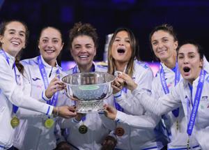 Bilie Jean King Cup, le ragazze si portano a casa la Coppa Davis donne: il trionfo del tennis garbato contro la cafonata calcistica di Simone Rosti