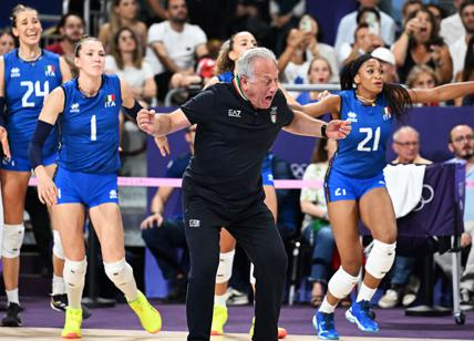 Chi è Julio Velasco, il guru che ha fatto la rivoluzione nel volley in Italia sino alla gloria di Parigi 2024