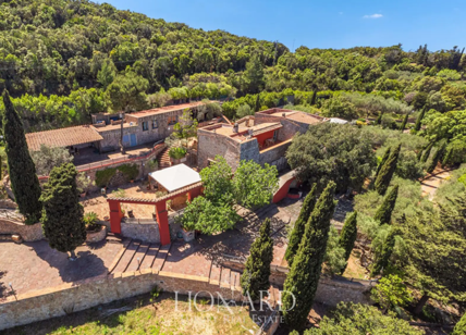 Carrà, in vendita mega-villa all'Argentario. Prezzo (quasi) accessibile. FOTO