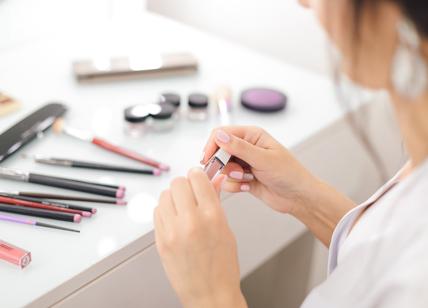 Sostanze tossiche nei cosmetici, decine di sequestri: i marchi da evitare