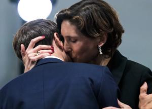 Emmanuel Macron e il bacio appassionato della ministra dello Sport, la foto fa il giro del mondo