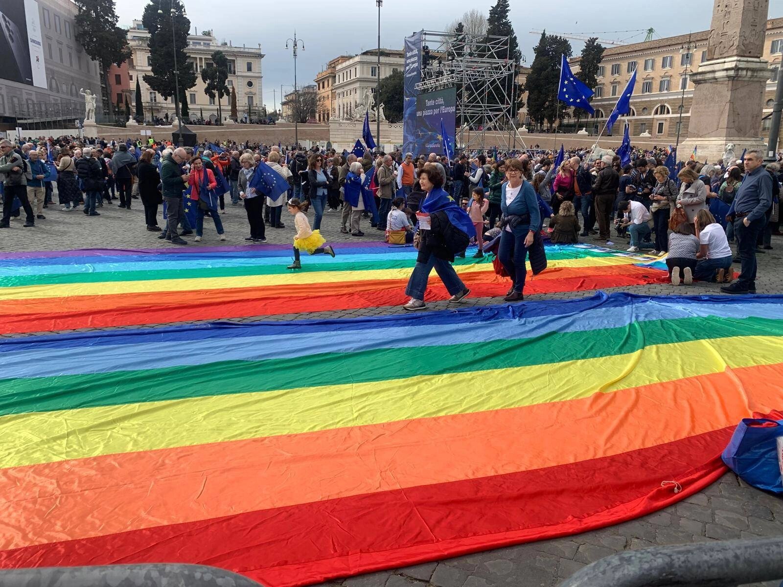 https://www.affaritaliani.it/static/upl2024/mani/manifestazione_roma_bandierapace_adn1.jpg