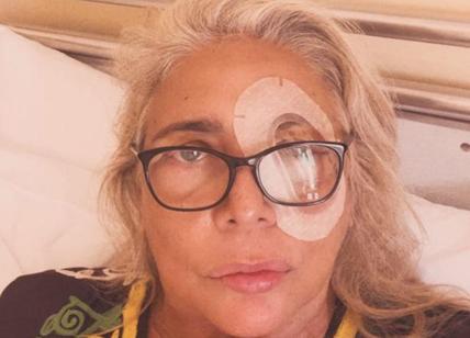 Mara Venier, paura per la conduttrice: operata in clinica all'occhio sinistro