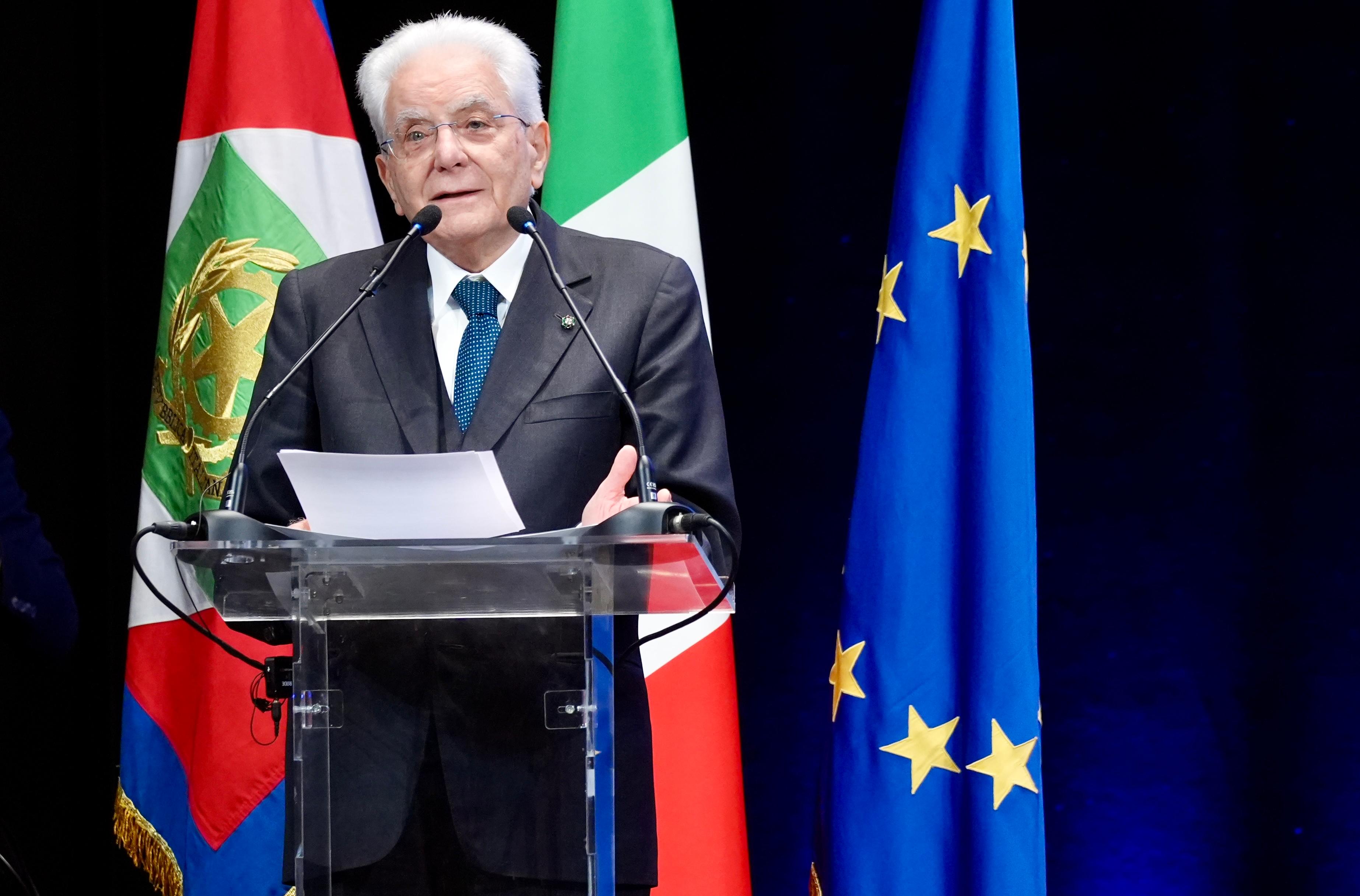 https://www.affaritaliani.it/static/upl2024/matt/0003/mattarella-cerimonia-festival-delle-regioni-bari--1-1.jpeg