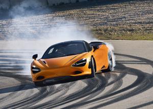 McLaren Artura Spider debutta al Salone Auto Torino 2024: innovazione ibrida e tradizione racing