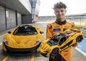 Lando Norris guida una McLaren P1™ LEGO® Technic a grandezza naturale sul circuito di Silverstone