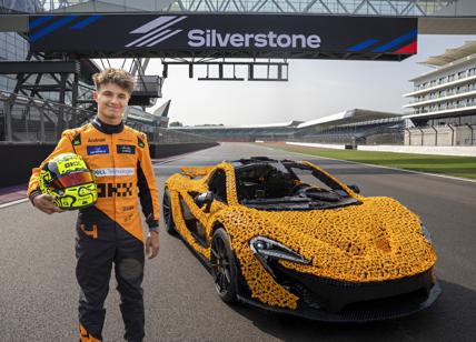 Lando Norris guida una McLaren P1™ LEGO® Technic a grandezza naturale sul circuito di Silverstone