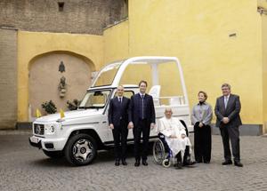 Papa Francesco riceve la prima papamobile elettrica da Mercedes