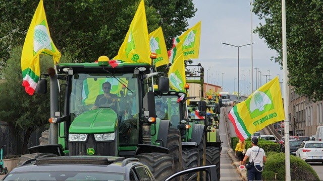 Migliaia di agricoltori con i trattori a Bari contro le emrgenze agricole