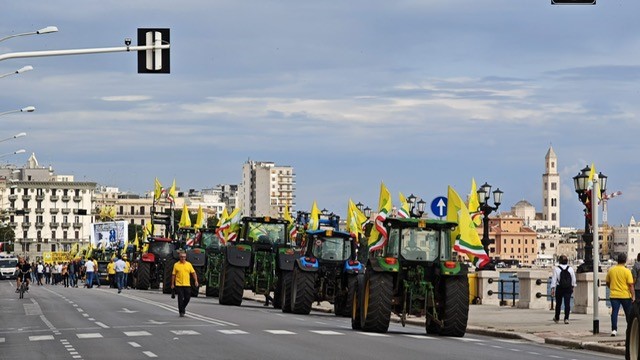 Migliaia di agricoltori con i trattori a Bari contro le emrgenze agricole1