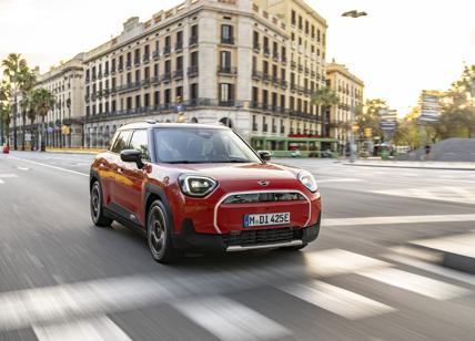 MINI presenta la Aceman SE Favoured: il futuro della mobilità elettrica