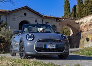 Nuova MINI Cooper Cabrio: emozione e libertà a cielo aperto -Video