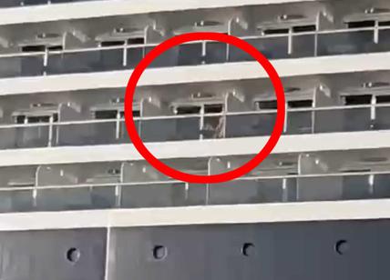 Msc Crociere: caccia alla coppia che ha fatto sesso sul balconcino vista porto. Lo show sulla Explora II carica di vip