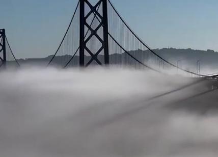 La nebbia avvolge il Bay Bridge di San Francisco: il ponte sembra sospeso in cielo