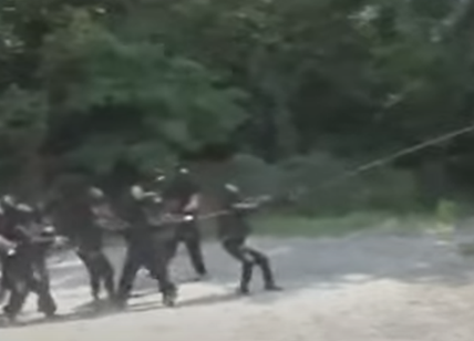 Bombe carta contro gli agenti e scontri al corteo No Tav in Val di Susa: le immagini
