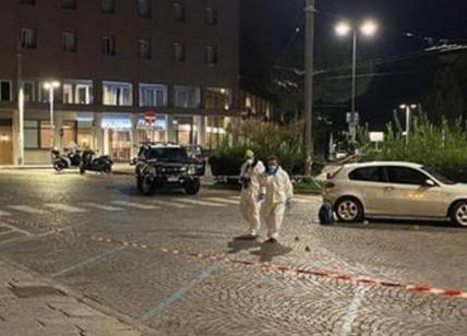 Bologna, omicidio in stazione: ucciso un 26enne a coltellate. Caccia all'uomo per trovare il killer