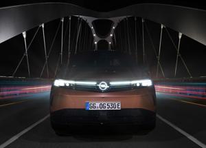 La rivoluzione dell’illuminazione Opel: dai fari a candela agli Intelli-Lux LED