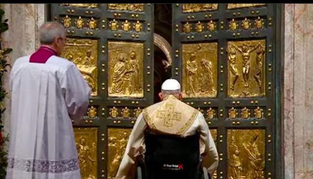 Il Papa apre la Porta Santa, al via il Giubileo 2025: migliaia di fedeli a San Pietro