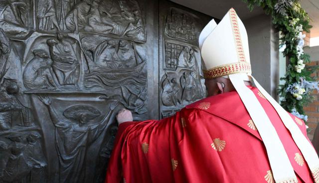 Giubileo, il Papa apre la Porta Santa a Rebibbia: "La speranza non delude"