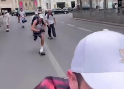 Olimpiadi Parigi 2024, il bus degli atleti di skateboard si rompe ma loro trovano subito la soluzione: il video